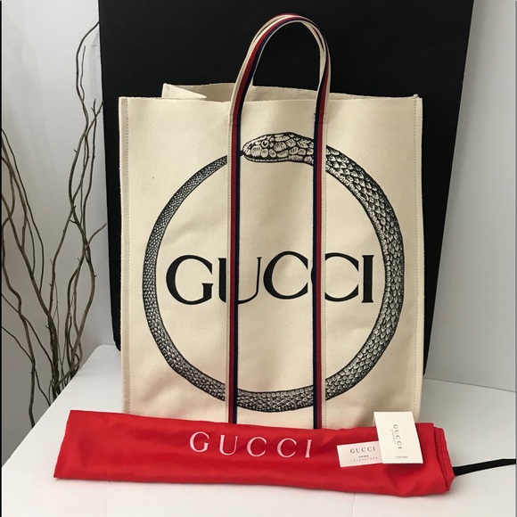 Gucci Handbags - NWT Authentic Gucci ouroboro ivory print tote